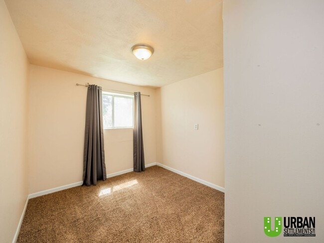 Building Photo - 4 bedroom 2 bath room house for rent in So...