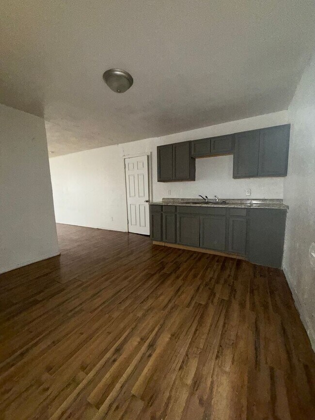 Building Photo - 613 W Avenue D