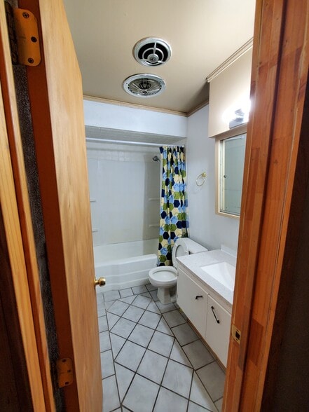 Full bathroom - 121 Warwick St