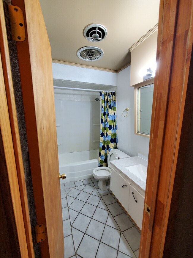 Full bathroom - 121 Warwick St