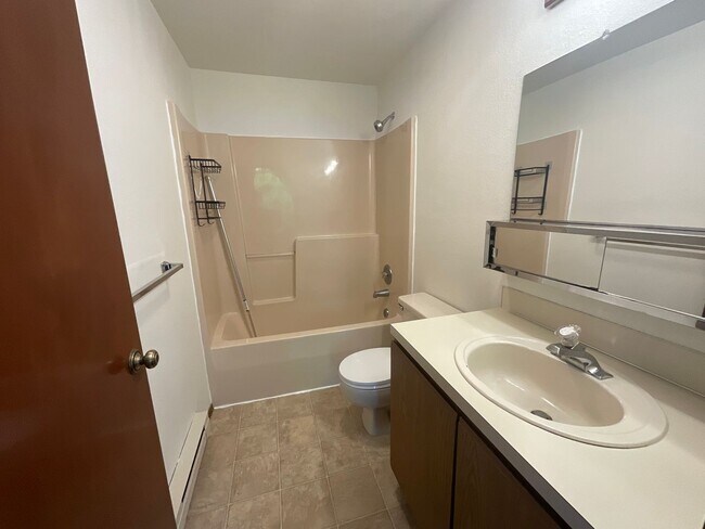 Building Photo - 2 Bed, 1 Bath Apartment with Parking Space...