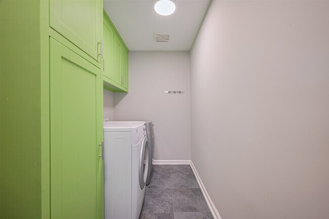 Building Photo - 5123 Saxon Dr