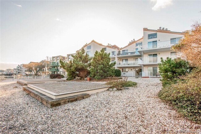 Building Photo - 1494 Shore Dr