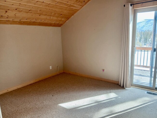 Building Photo - 884 Kinnikinnick Rd