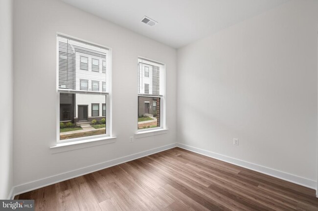 Building Photo - 210 Sundrop Ln