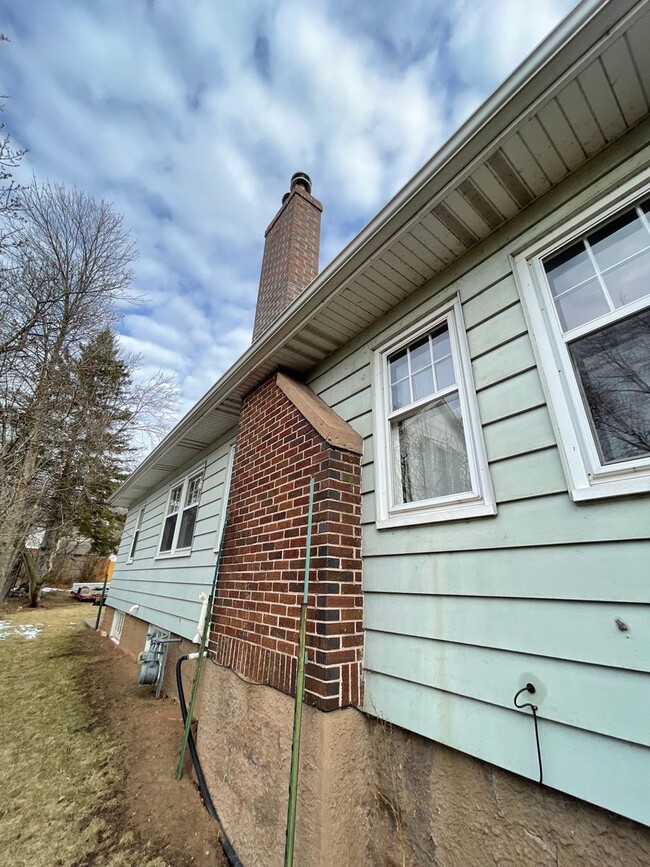 Building Photo - AVAILABLE JULY - 3 BEDROOM/1.5 BATHROOM HOME