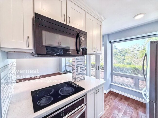 Building Photo - Charming One-Bedroom Condo in a Convenient...