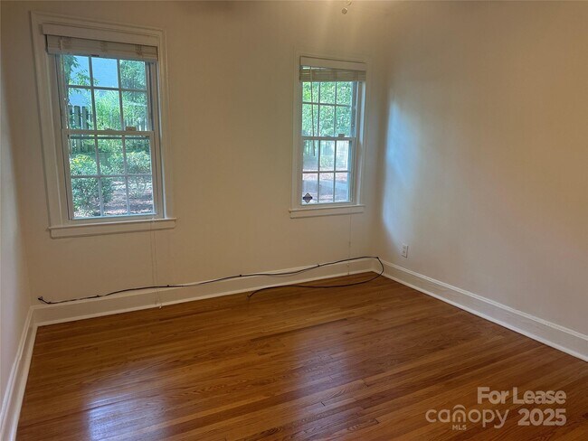 Building Photo - 900 Everett Pl