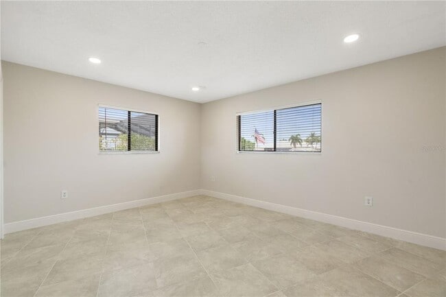 Building Photo - 5008 S Shore Dr