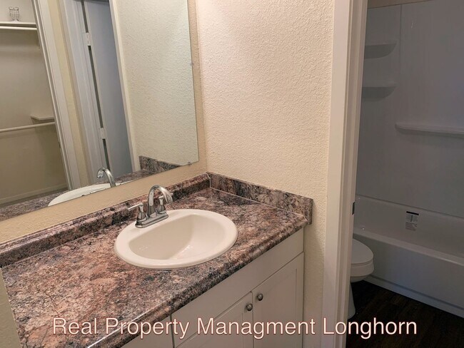 Building Photo - Beautifully Renovated 4/2 One story George...