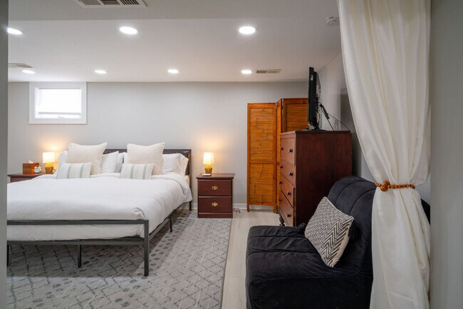 Building Photo - 525 Circle Dr