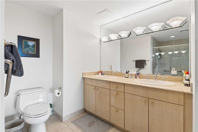 Building Photo - 700 Park Regency Pl NE