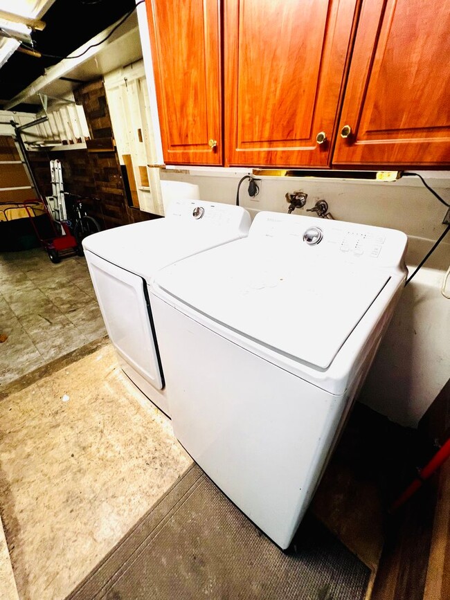 Building Photo - Spacious 3 bedroom 2 bath with attached ga...