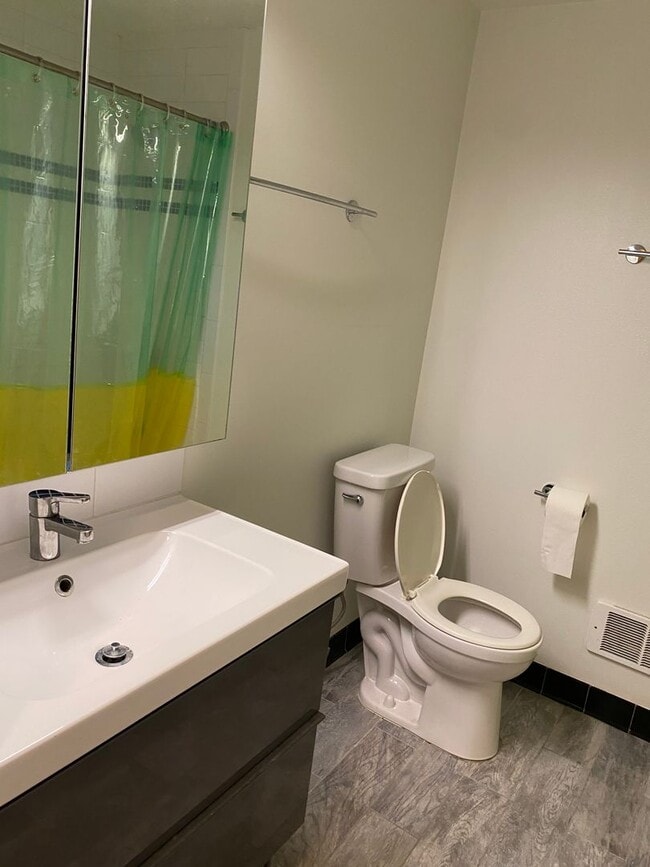 Building Photo - North Capitol Hill Garden Unit- 2 bedroom ...