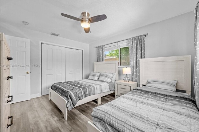 Building Photo - 1208 NE 5th Ave