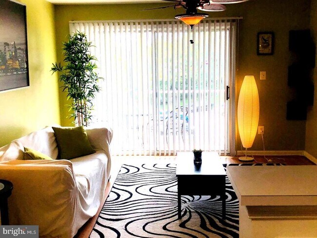 Building Photo - 1055 Gardenview Loop