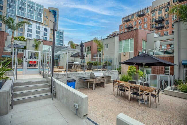 Building Photo - Modern Townhome Living in the Heart of Dow...