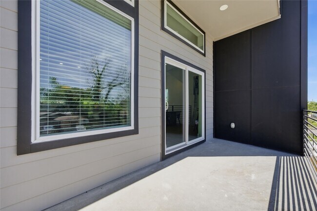 Building Photo - 5507 Hershe St