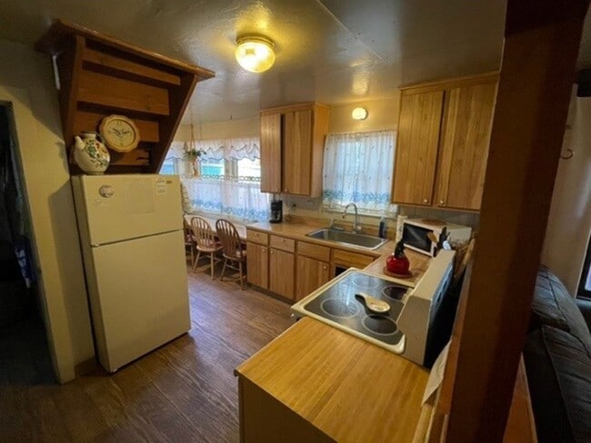 Building Photo - Sweet Tahoe Charm Cabin! Available Now!! for a 3-6 month lease or a long term lease! Call and inq...