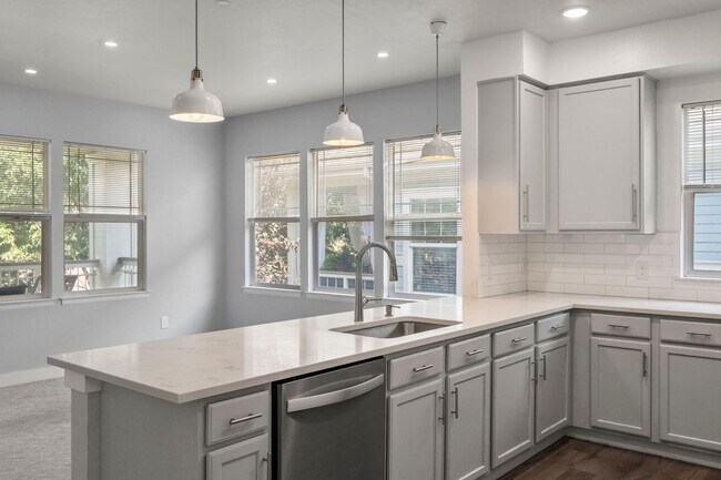 Building Photo - Updated Central Park Condo for Lease