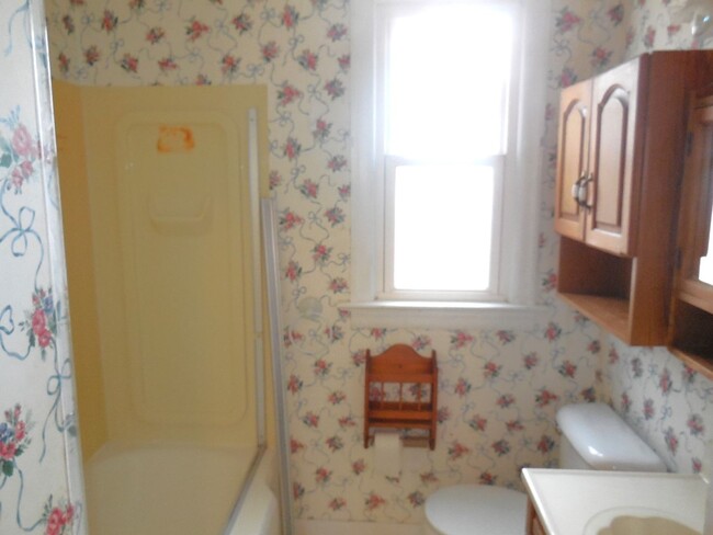 Building Photo - Two Bedroom Home in Belleville