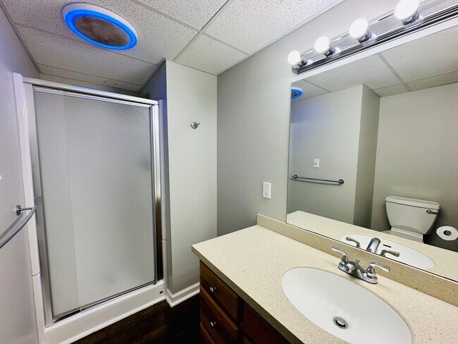 Building Photo - {10709}  Spacious Overland Park Duplex + T...