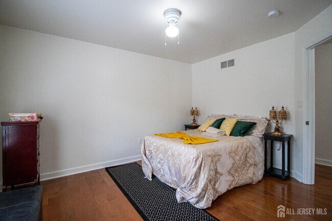 Building Photo - 845 Woodbury Dr