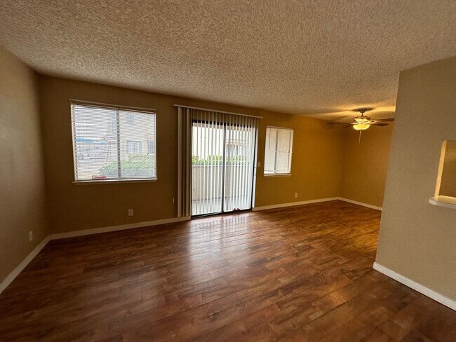 Building Photo - Downstairs 2-Bedroom Condo in Central Las ...