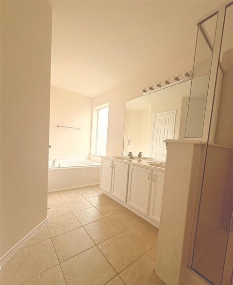 Building Photo - 5818 Kenwood