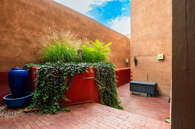 Building Photo - Inviting Studio in the Heart of Downtown Santa Fe