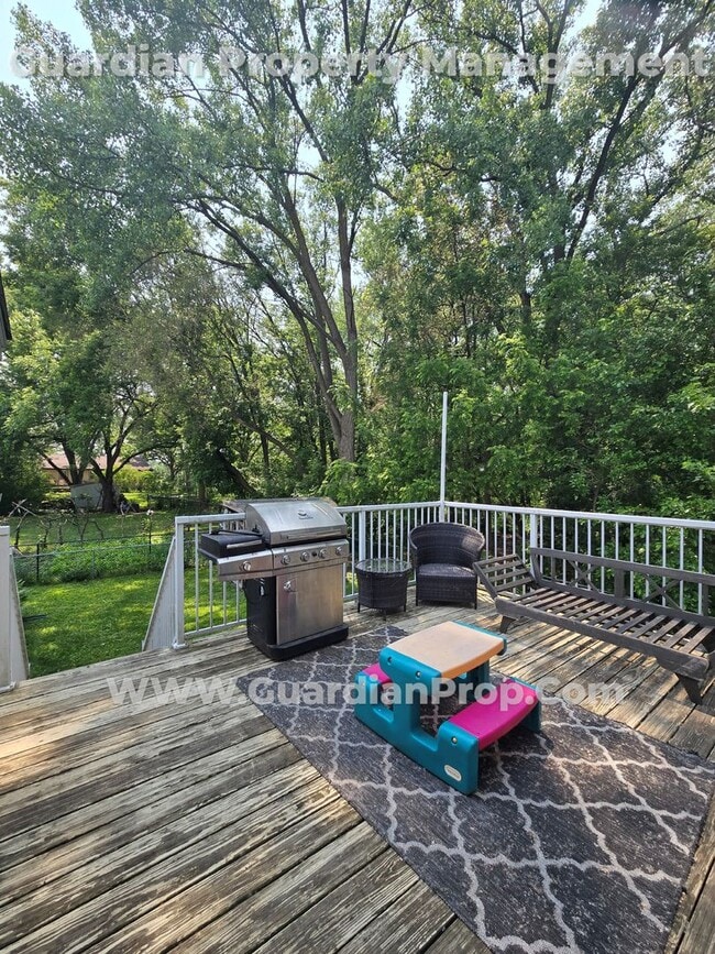 Building Photo - Split Level Home in Roseville Available 8/...