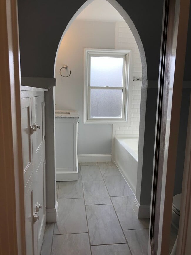 Building Photo - ALL PROSPECTIVE TENANTS MUST SUBMIT A $58 NON-REFUNDABLE APPLICATION FEE PER APPLICANT ONLINE AND...