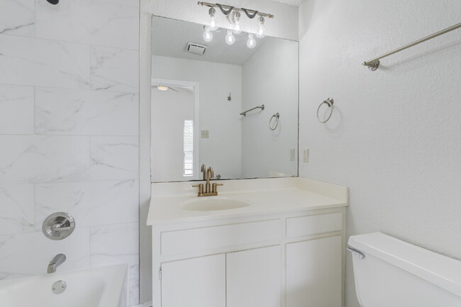 Building Photo - Cozy, Freshly Updated 3-bedroom 2-bathroom...