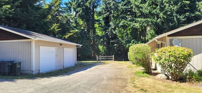 Building Photo - Beautiful 2 Bedroom 1 3/4 Bath Duplex in Gig Harbor!