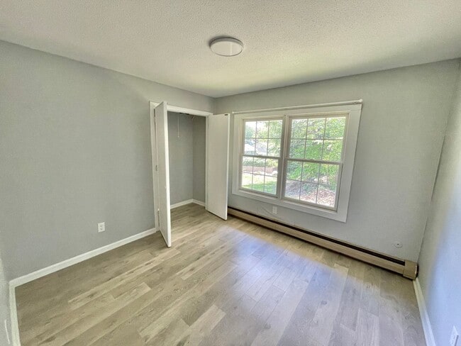 Building Photo - Spacious 4 Bed / 3 Bath Single-Family Home...