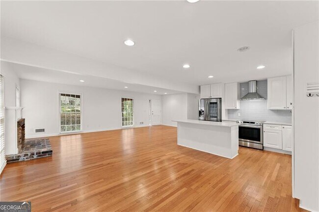 Building Photo - 4540 Club Valley Dr NE