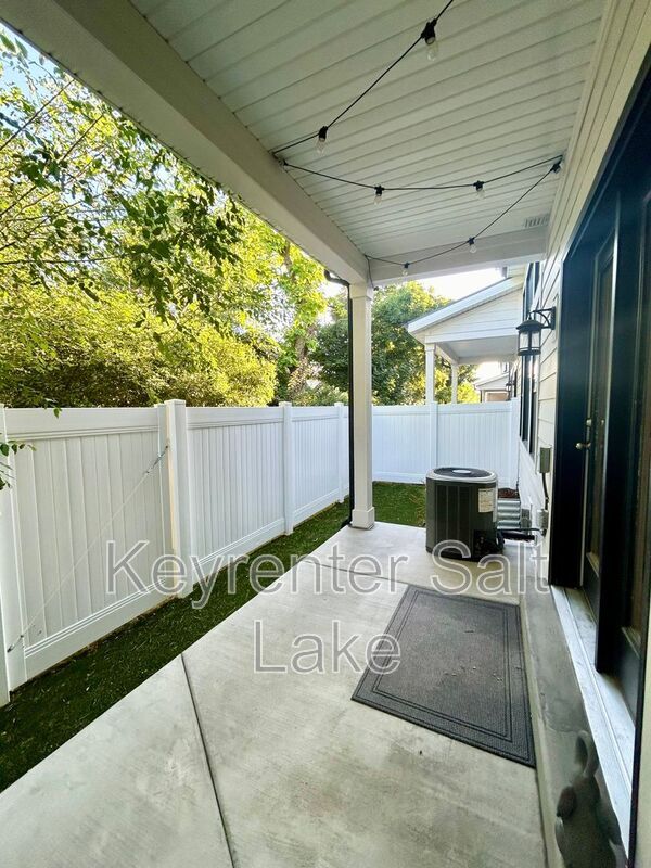 Building Photo - 686 E Benbrook Ln