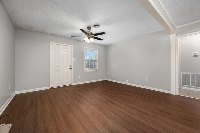 Building Photo - 2 Bedroom 1 Bath located on Veterans Parkw...
