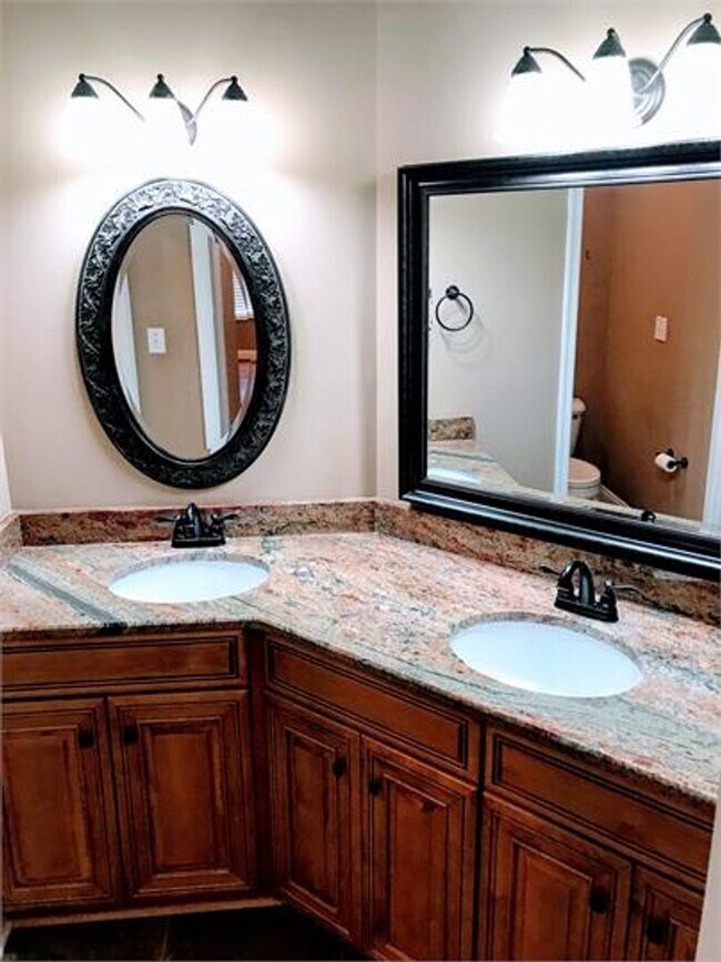 Building Photo - Townhouse in Forest