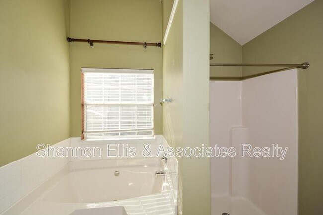 Building Photo - 137 Baywood Crossing