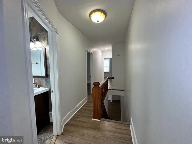 Building Photo - 7 6th Ave