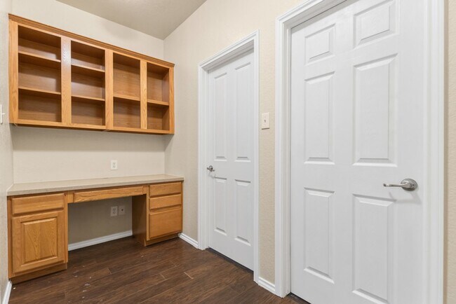 Building Photo - Charming Home Awaits: Spacious & Modern Li...