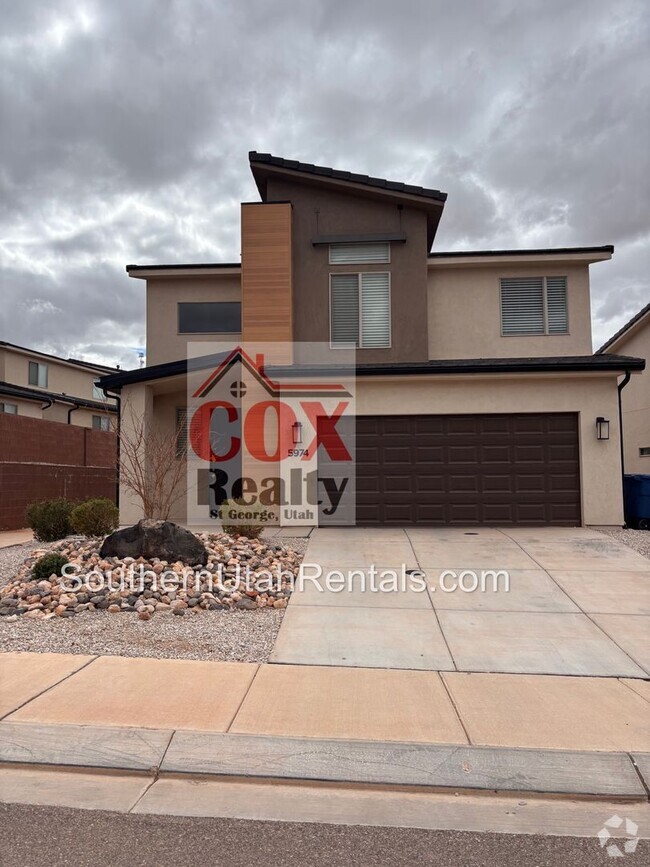 Building Photo - 4 bed / 2.5 bath in Desert Canyons