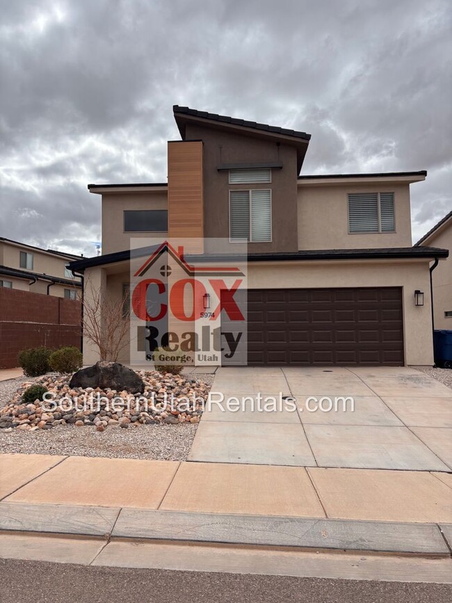 Primary Photo - 4 bed / 2.5 bath in Desert Canyons