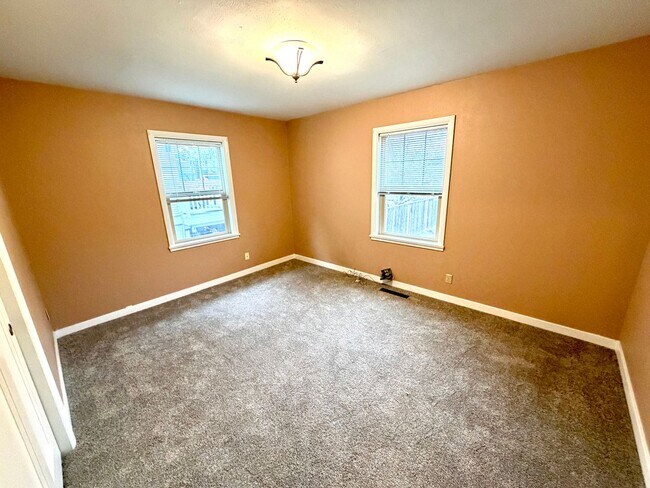 Building Photo - Desired Neighborhood! 3bd 1ba w/new flooring