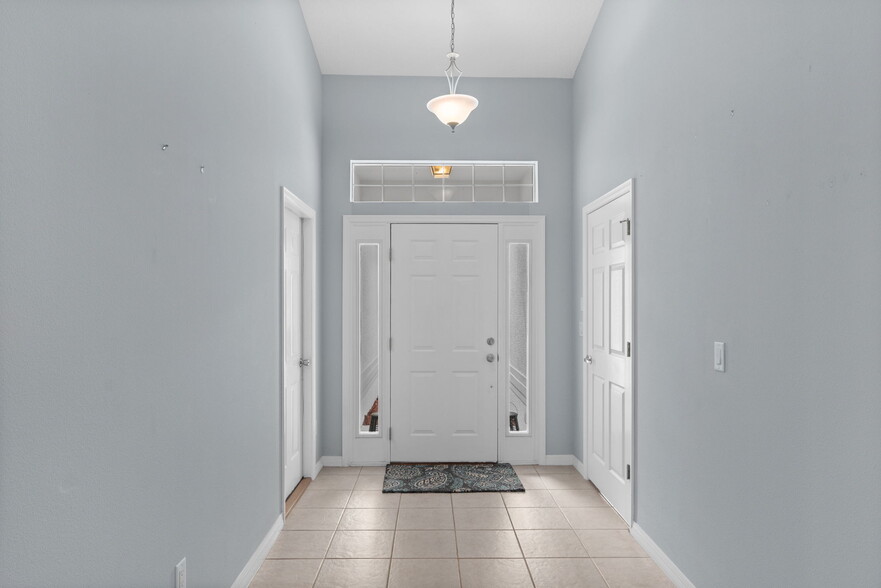 Foyer - 800 Crestwood Dr