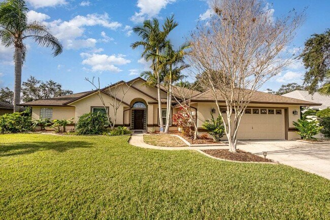 Building Photo - Luxurious 4 Bed/2.5 Bath Home with Stunning Lake and Golf Course Views with Pool on Savannahs Tra...