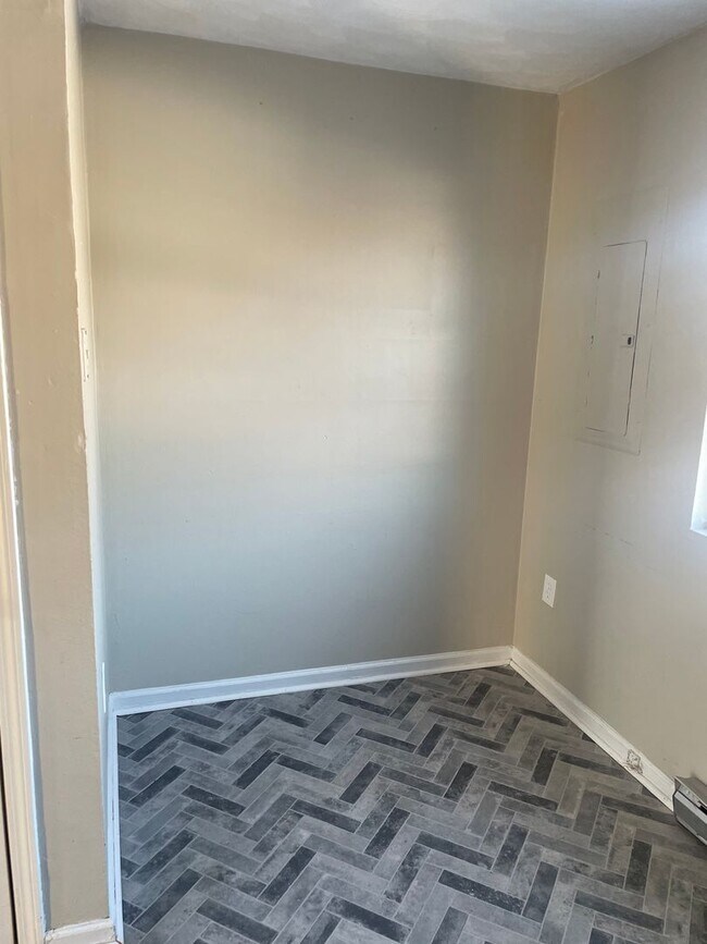 Building Photo - 2 BR 1 BA Duplex