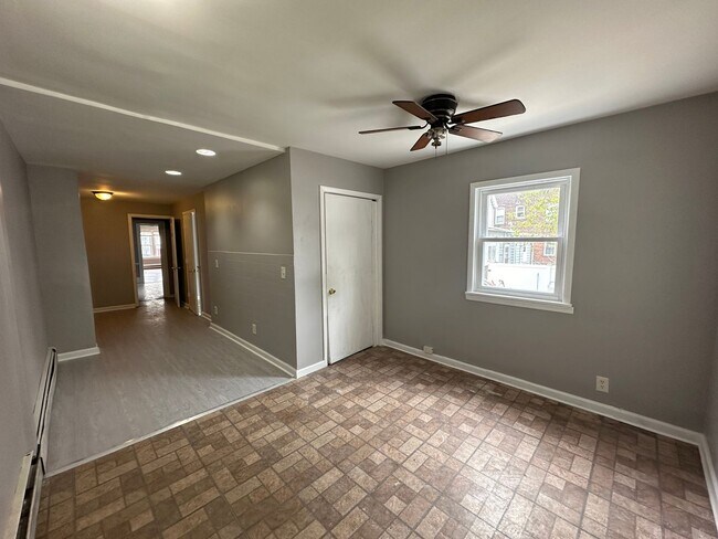 Building Photo - 5 bedrooms, 1 bathroom