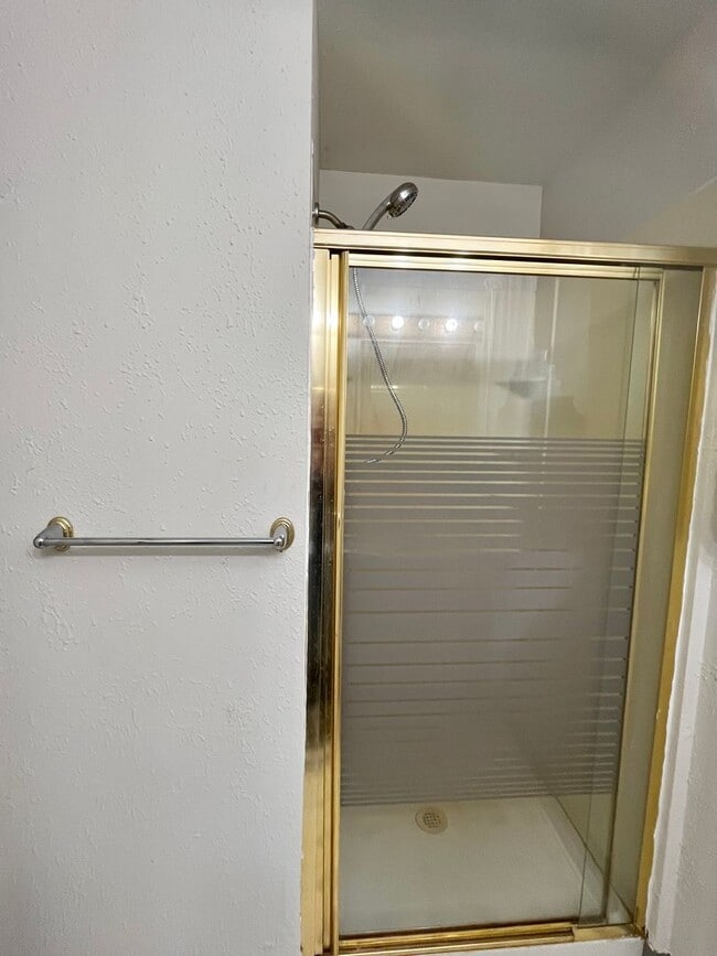 Building Photo - Pet friendly 2 bedroom, utilities included